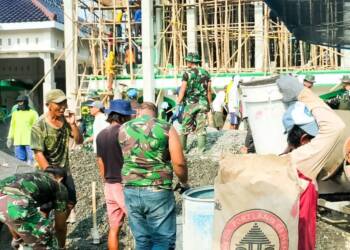Babinsa Koramil Kanor Karya Bakti Pengecoran Lantai Masjid di Caruban.