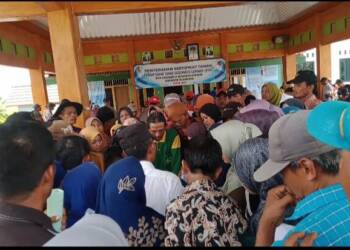 Menegang! Warga ‘Umek’ Berebut Antrian Pembagian Sertifikat PTSL di Kadungrejo.