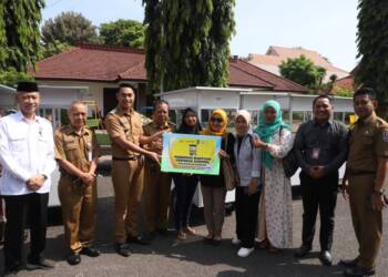 Mas Lindra Serahkan Bantuan Ratusan Mesin Jahit dan Gerobak Dorong.