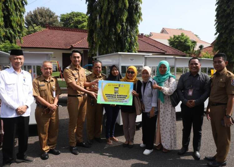 Mas Lindra Serahkan Bantuan Ratusan Mesin Jahit dan Gerobak Dorong.