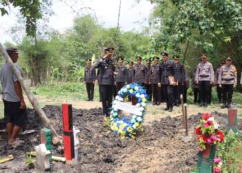 Pimpin Upacara Pemakaman Almarhum Aipda Suhartono, Kapolres Bojonegoro Beri Penghormatan Terakhir.