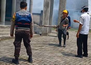 Cegah DBD, Bhabinkamtibmas dan Pemdes Karangdinoyo Lakukan Fogging.