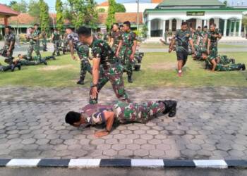 Prajurit Kodim 0812 Lamongan Berlatih Beladiri Taktis.