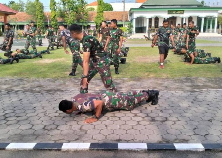 Prajurit Kodim 0812 Lamongan Berlatih Beladiri Taktis.
