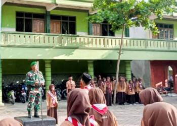 Jadi Pembina Upacara di SMK Walisongo, Bati Tuud Koramil Sugihwaras Sampaikan Pesan Ini.