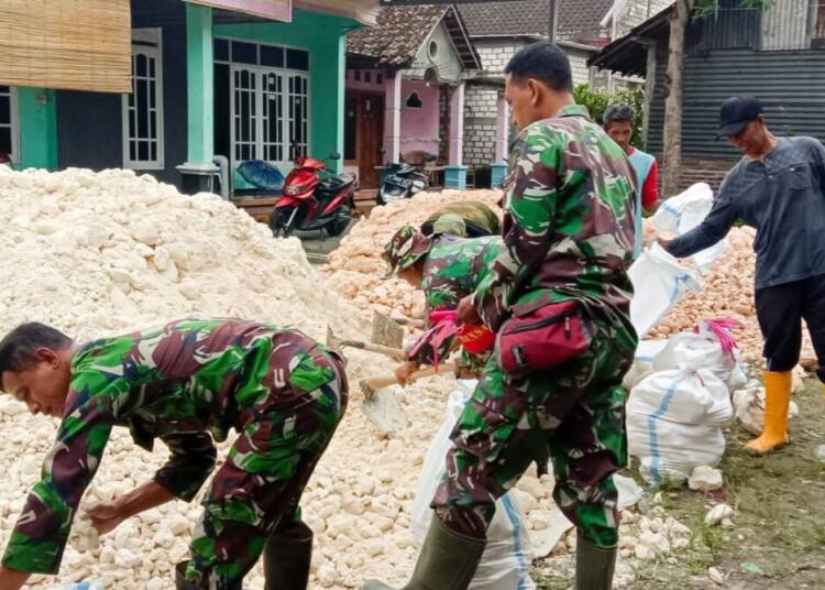 Babinsa Koramil Kanor Bojonegoro Bersama Warga Pesen Karya Bakti Penebalan Tanggul Sungai Merkuris