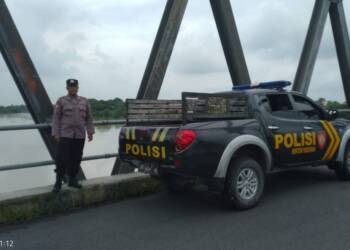 Anggota Polsek Maduran Lamongan Patroli Siaga Banjir.