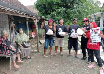 Relawan Projo Ganjar Tuban Berbagi Sembako di Widang.
