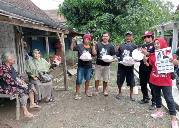 Relawan Projo Ganjar Tuban Berbagi Sembako di Widang.
