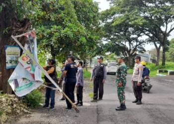 PPK dan Panwascam Lepas APK, Anggota Polsek Maduran Beri Pengamanan.