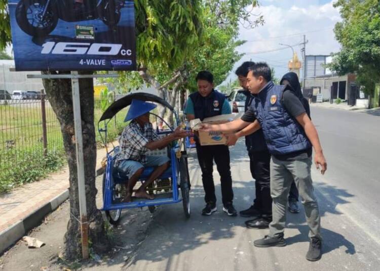 Satreskrim Polres Bojonegoro Berbagi Nasi Kotak kepada Abang Becak