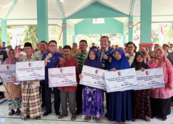 Pj Bupati Bojonegoro Salurkan Bansos, Bantu Kebutuhan Warga Jelang Ramadan