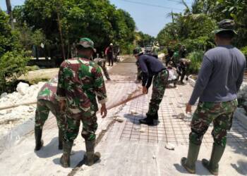 Satgas TMMD ke-119 Kodim 0812 Lamongan Berjibaku, Kerjakan Rigid Beton di Brengkok