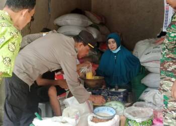 Kapolsek Sumberrejo Cek Kestabilan Harga Bahan Pokok di Pasar