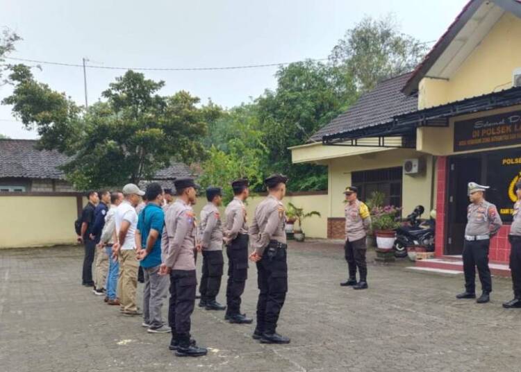 Polsek Laren Terima BKO Polres Lamongan, Perkuat Pengamanan Pleno Terbuka di Kecamatan Laren