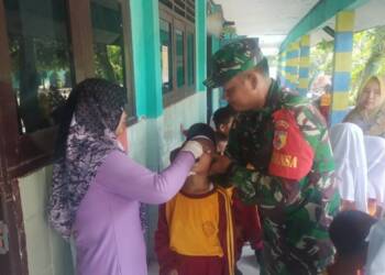 Babinsa Kodim Lamongan Berperan Aktif dalam Imunisasi Polio di Wilayah Binaan