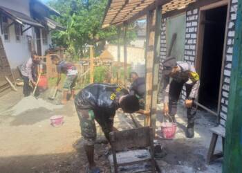 Bhabinkamtibmas Polsek Laren Ikuti Giat Bedah Rumah TMMD 119 Kodim Lamongan di Brengkok