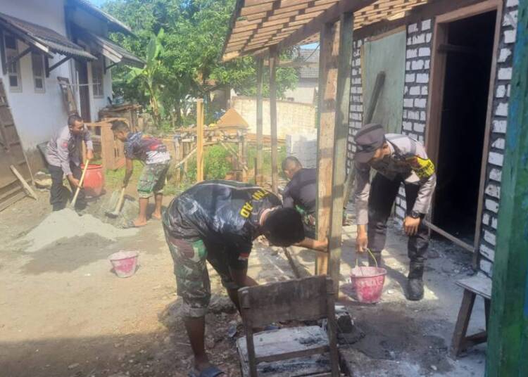 Bhabinkamtibmas Polsek Laren Ikuti Giat Bedah Rumah TMMD 119 Kodim Lamongan di Brengkok