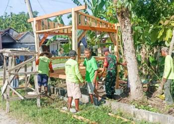 Babinsa Koramil Sukosewu Bojonegoro Bantu Warga Dirikan Poskamling