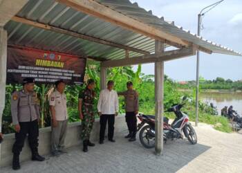 Anggota Polsek Bersama Koramil dan Pol PP Maduran Pasang Banner Imbauan di Penyeberangan Perahu Desa Pangean