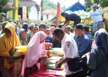 Warga Serbu Pangan Murah di Dahor Tuban