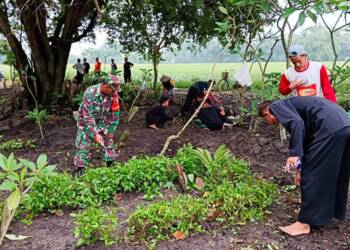 Sambut Ramadan, Babinsa Koramil Sumberrejo Bojonegoro Bersama Warga Bersih-bersih Area Makam