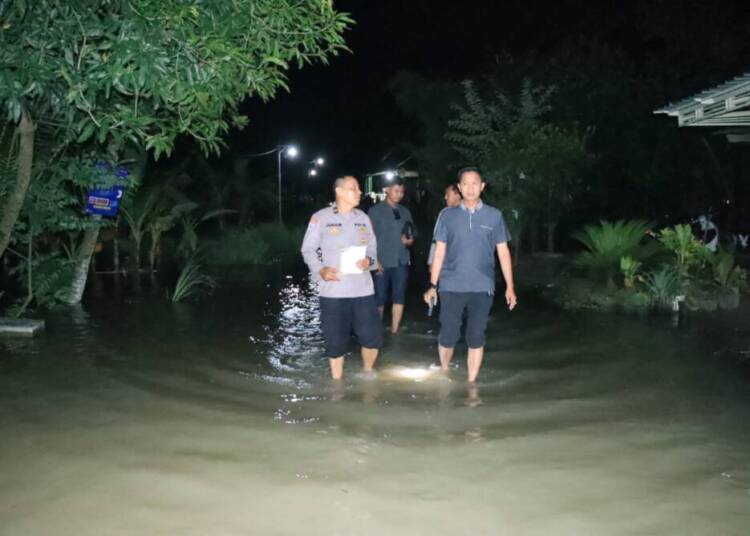 TMA Naik, Kapolres Bojonegoro Pantau Aliran Air Sungai Bengawan Solo
