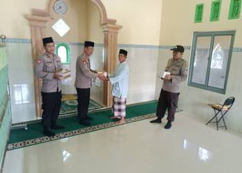 Polsek Maduran Berbagi Al-Qur’an ke Musholla Al-Ikhlas di Pangean