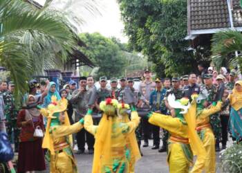 Tim Wasev Kunjungi TMMD 119 Kodim 0812 di Brengkok Disambut Tari Lele