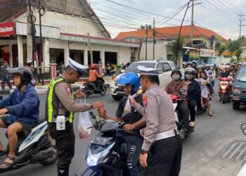 Satlantas Polres Bojonegoro Borong Jualan UMKM Dibagikan ke Warga