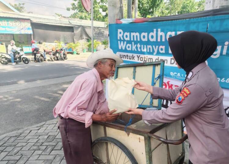 Jumat Berkah, Satresnarkoba Polres Bojonegoro Berbagi Sembako