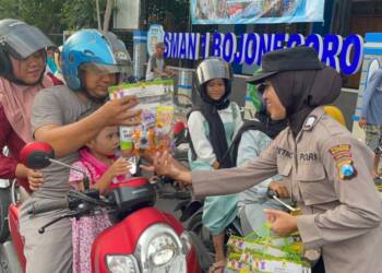 Polwan Polres Bojonegoro Berbagi Ratusan Takjil