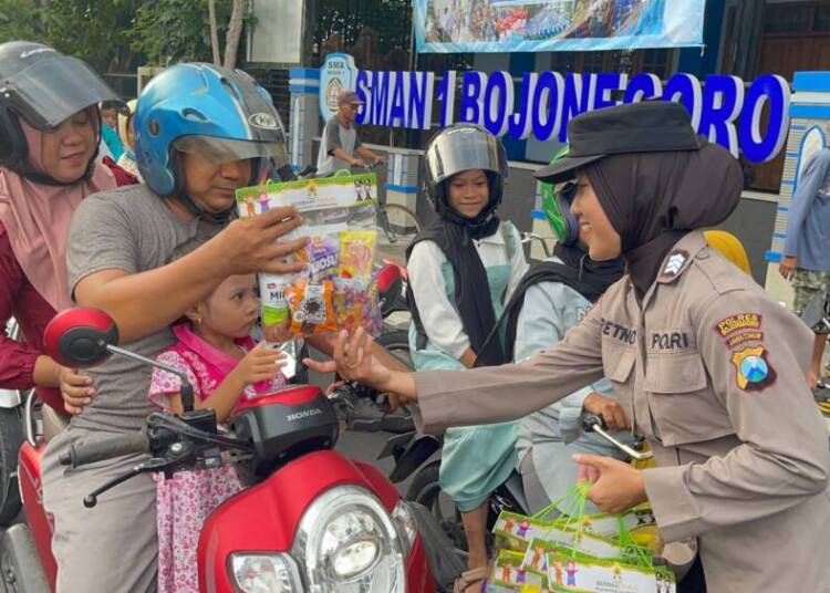 Polwan Polres Bojonegoro Berbagi Ratusan Takjil