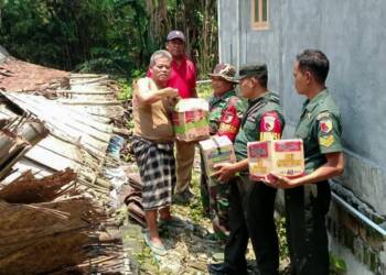 Peduli, Babinsa Koramil Kepohbaru Bojonegoro Berbagi Sembako ke Warga
