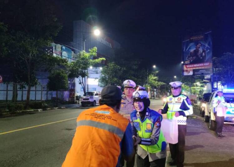 Patroli Sahur, Satlantas Polres Bojonegoro Berbagi Nasi Kotak