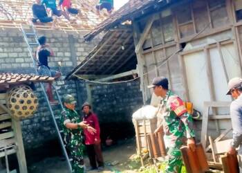 Babinsa Koramil Ngasem Bojonegoro Bantu Warga Pasang Atap Rumah