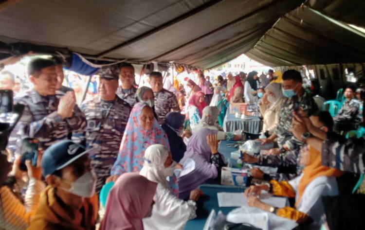 Tenda Baksos TNI AL Diserbu Ratusan Warga Widang Tuban