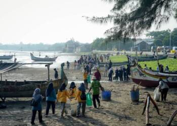 Peringati HPSN 2024, Pemkab Tuban Gandeng Kelompok Peduli Sampah Bersihkan Pantai Boom