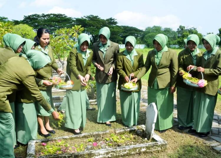 Persit Kodim Bojonegoro Berziarah dan Tabur Bunga ke Makam Pahlawan