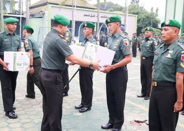 Dandim Bojonegoro Bagikan Bingkisan Lebaran