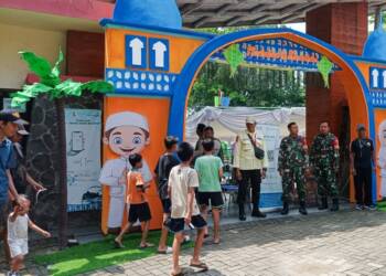 Babinsa Kodim Bojonegoro Pantau Obyek Wisata Saat Libur Lebaran