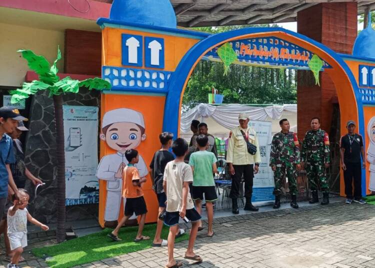 Babinsa Kodim Bojonegoro Pantau Obyek Wisata Saat Libur Lebaran