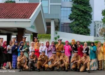Pegawai Pemkab Bojonegoro Berkebaya dan Ber’Udeng Samin’
