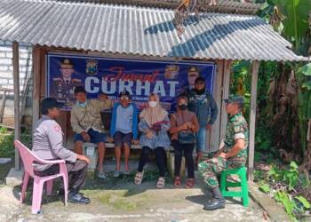 Jumat Curhat di Balai RT Desa Pangean, Kapolsek Maduran Jawab Keluhan Warga