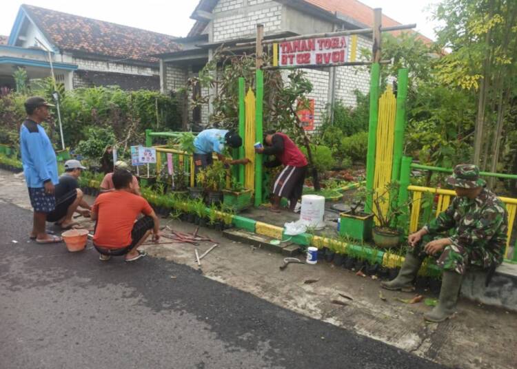 Koramil 0812/21 Kalitengah Karya Bakti Bersihkan Saluran Air dan Lingkungan