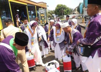 Kereen! Si Mas Ganteng Ikut Antar CJH Tuban