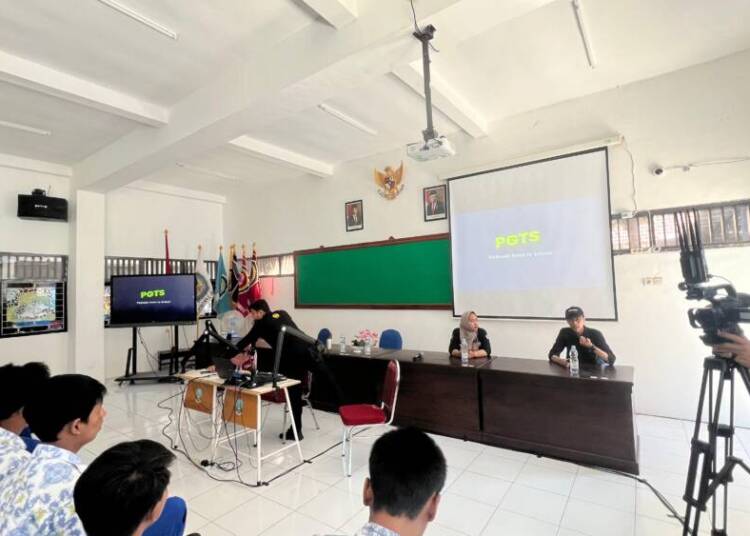 Cetak Podcaster Andal, Unesa Gembleng 100 Siswa SMKN 3 Probolinggo