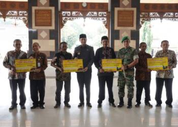 Bupati dan Dandim Tuban Serahkan Bantuan Alsintan