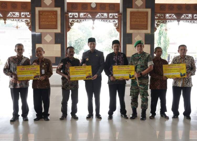 Bupati dan Dandim Tuban Serahkan Bantuan Alsintan