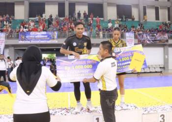 Kejurprov Jatim Bola Voli, Kapolres Bojonegoro Serahkan Trophy Pemain Terbaik
